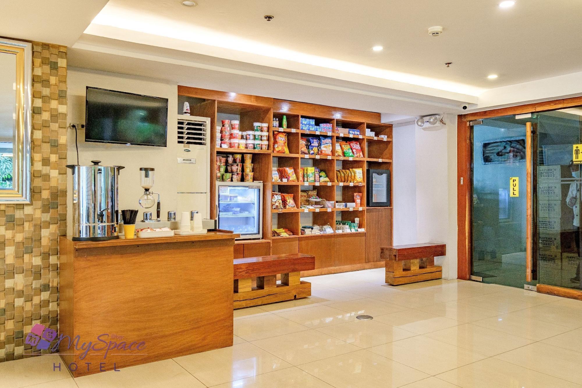 Myspace Hotel @Bgc Pasig City Exteriör bild