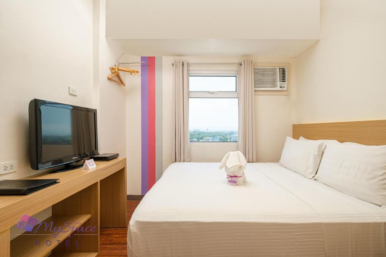 Myspace Hotel @Bgc Pasig City Exteriör bild
